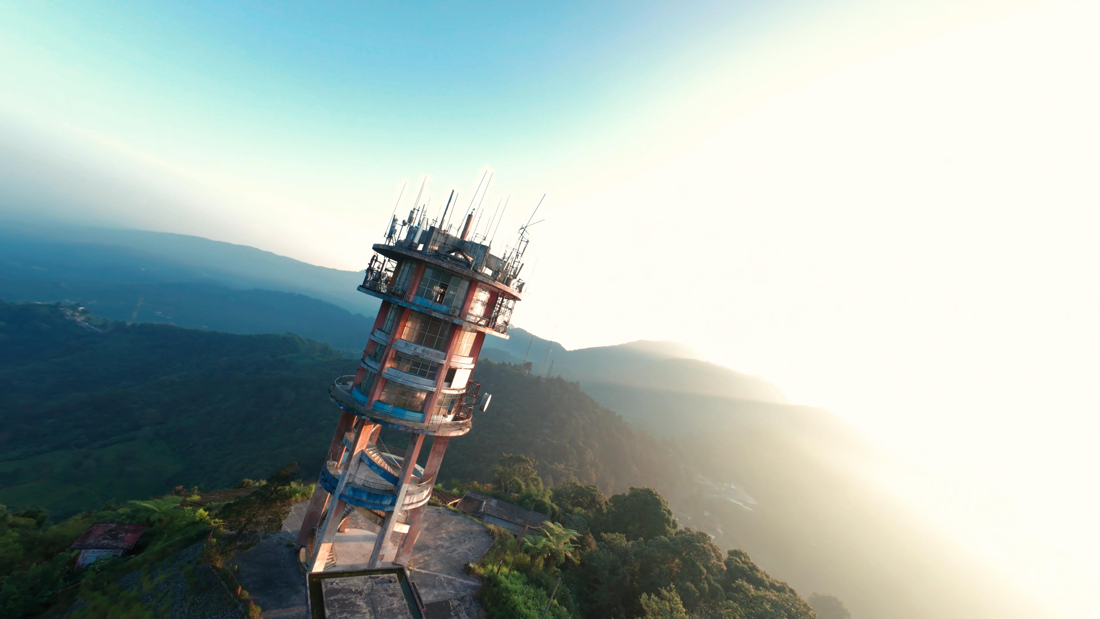 Orbital reveal shot menggunakan drone